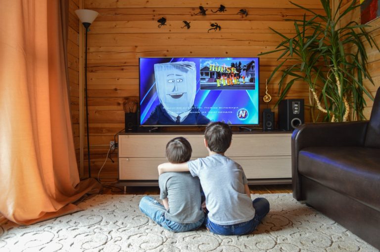 kids-watching-television